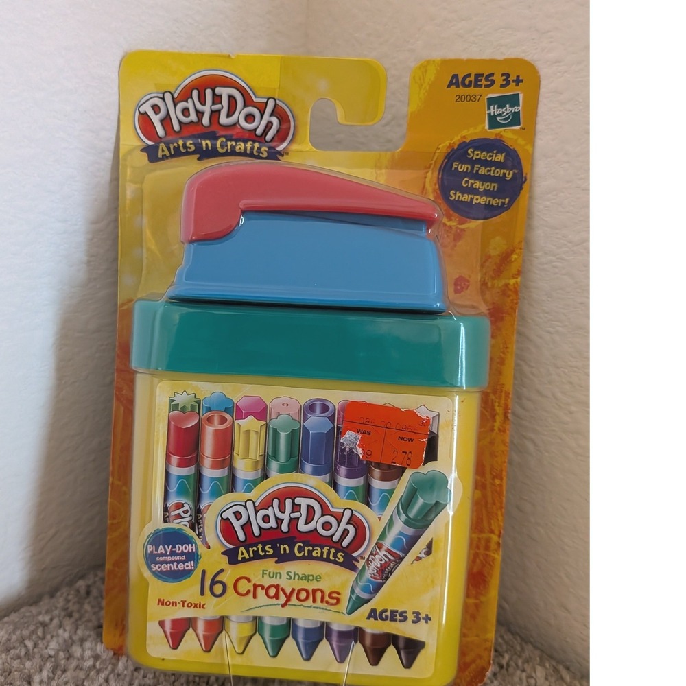 Vintage 2003 Play-Doh Arts'N Crafts Fun Shaped Crayons 16 Count Sharpener NIP